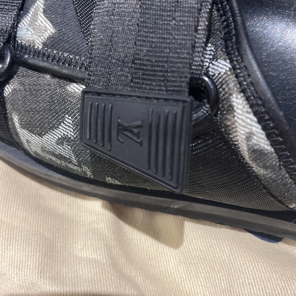 LOUIS VUITTON - Honolulu slides
Size 8.5
Dust cloth
no box - Picture 10 of 13